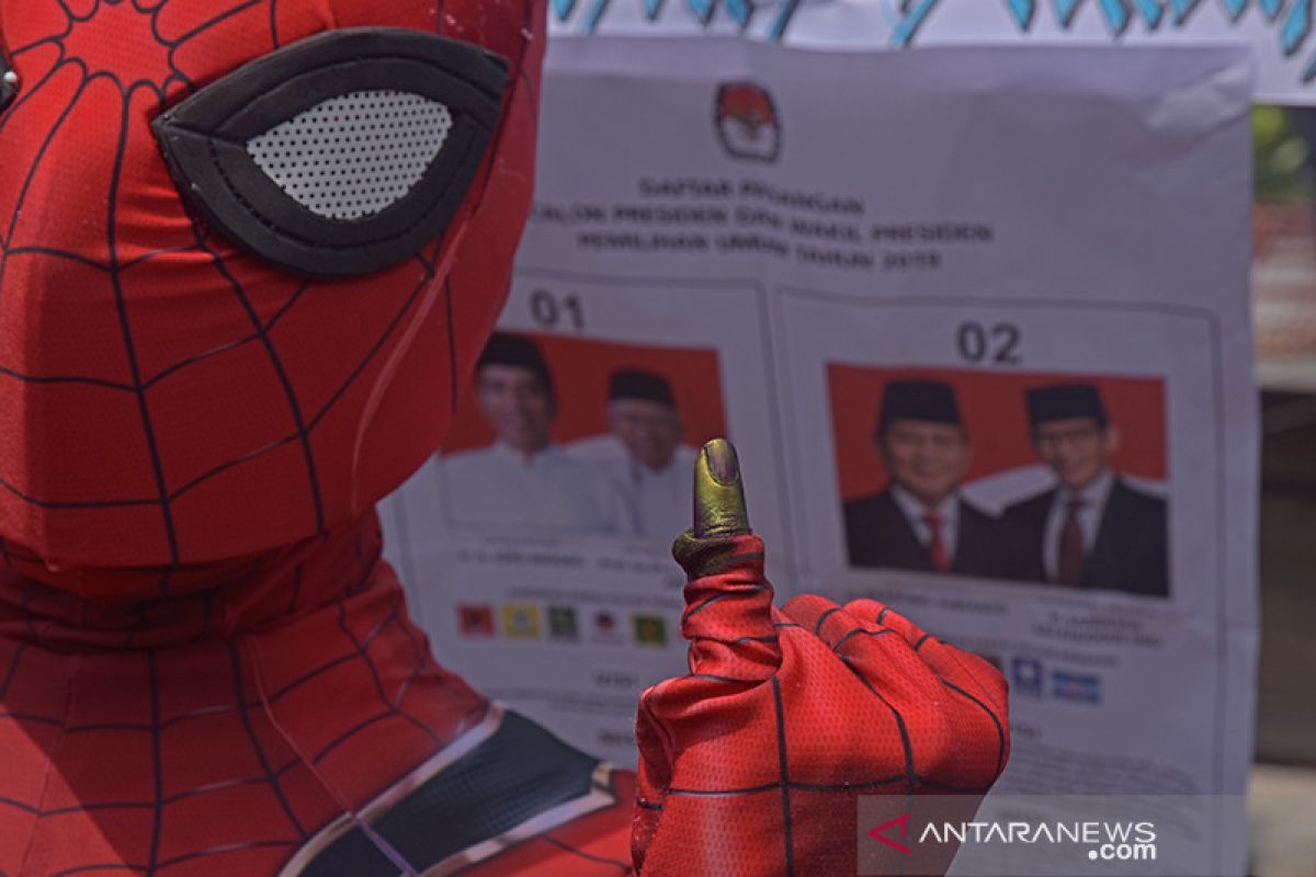 Suasana di TPS ini heboh saat kedatangan Spiderman dan Gatotkaca