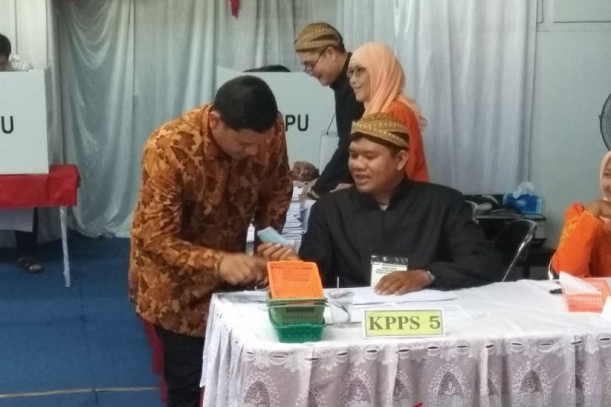 Wali Kota Kediri terpilih gunakan hak suara di TPS 1 Banjaran
