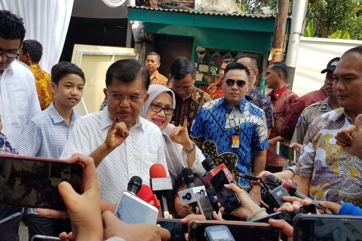 Wapres Jusuf Kalla berikan hak suara bersama keluarga