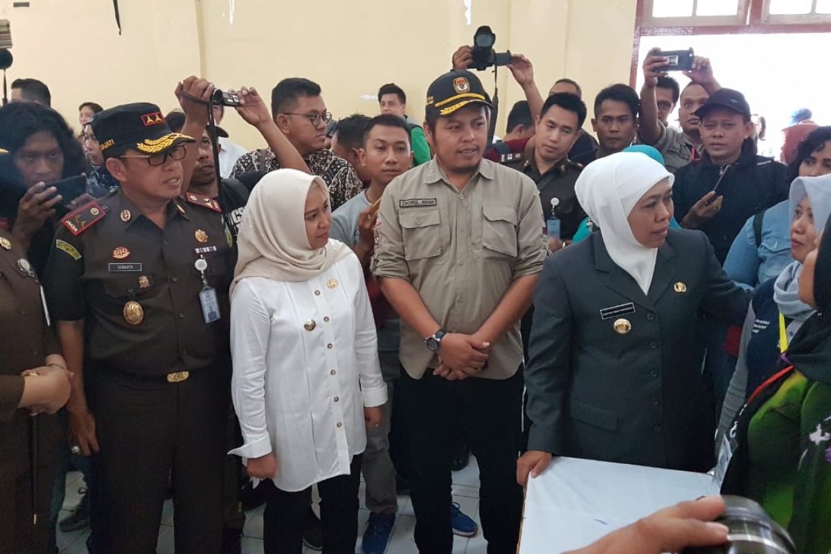 Khofifah-Ning Ita pantau pemungutan suara di Kota Mojokerto