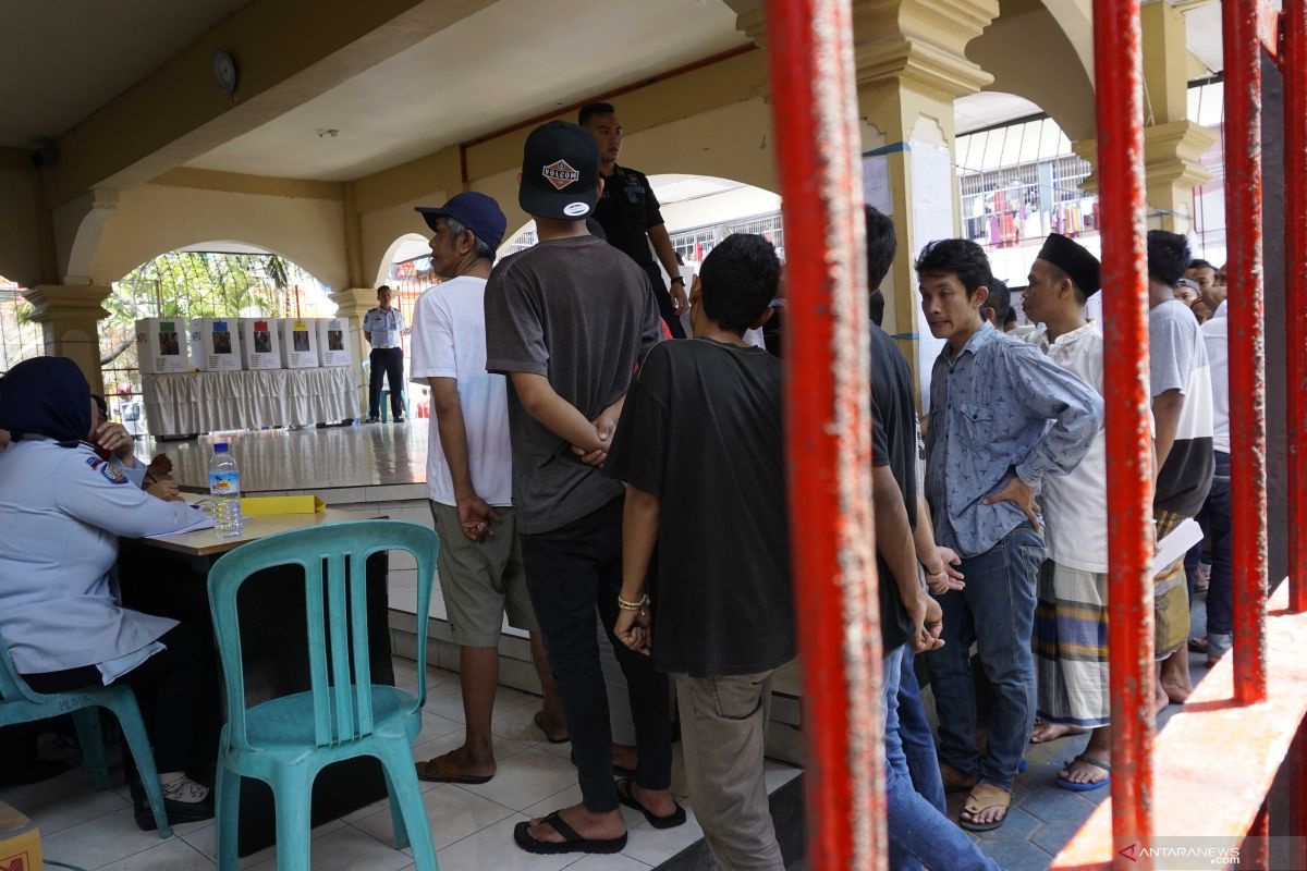 Warga binaan salurkan hak suaranya di TPS lapas NTB