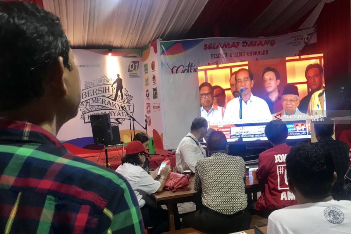Pendukung Jokowi "nobar" hitung cepat di Posko TKD Jatim