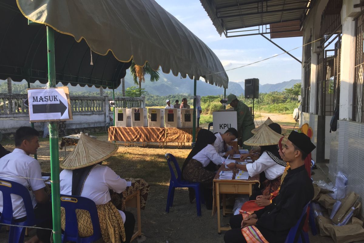 KPPS Gampong Nusa pakai baju petani dan adat