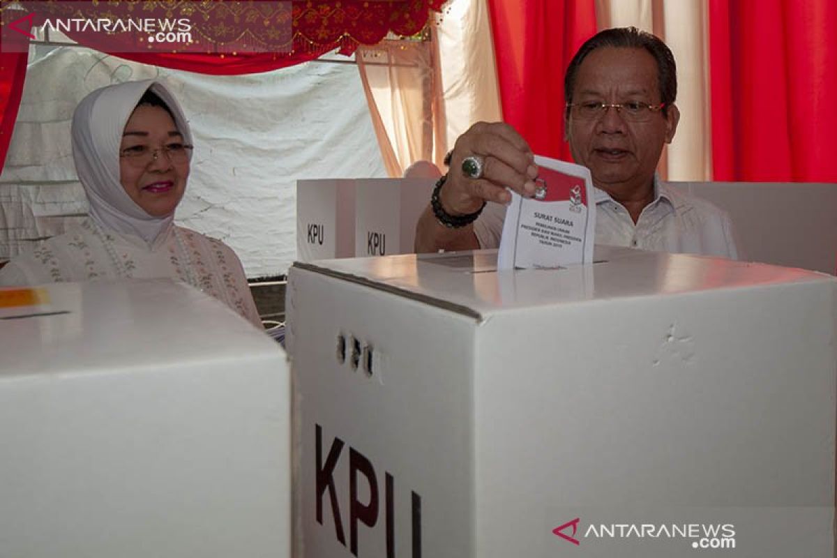 Gubernur Longki bersama istri coblos di TPS 05 Lolu Utara