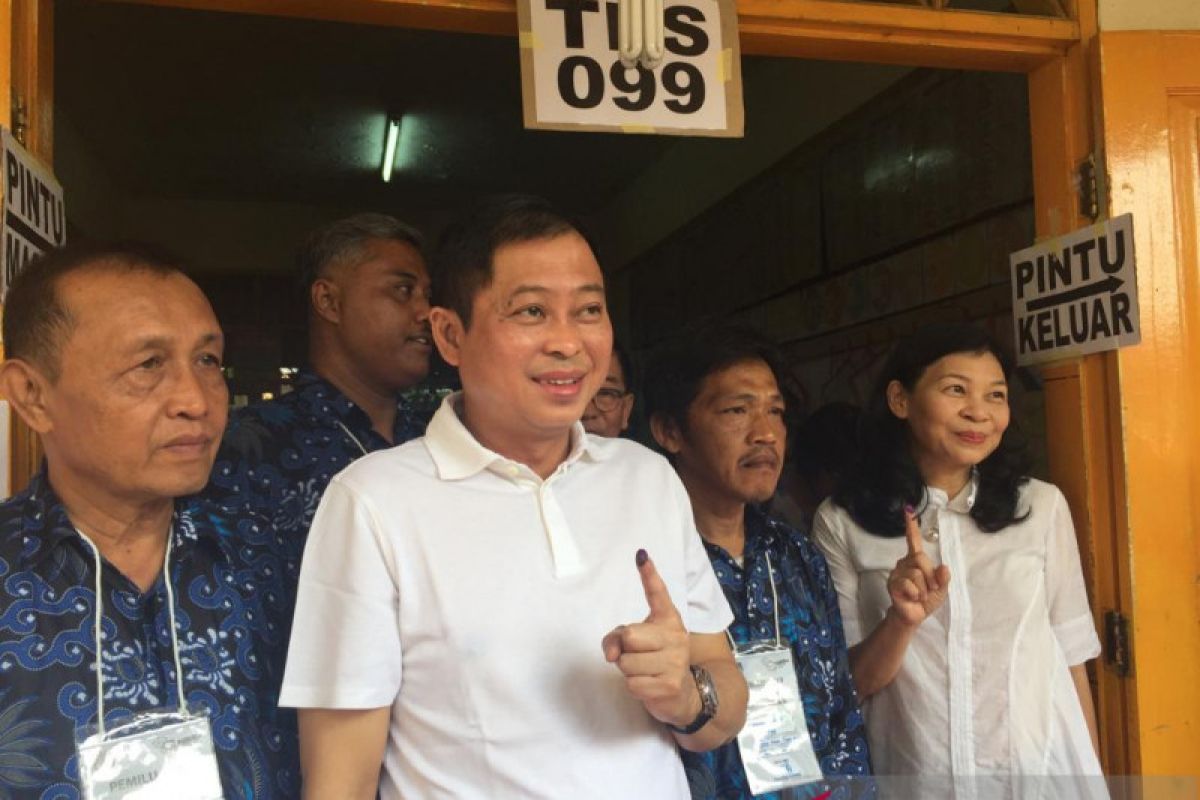 Ke TPS berkemeja putih, Jonan: saya mendukung Pak Jokowi