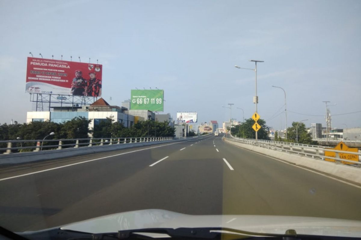 Jalan tol masih sepi kendaraan