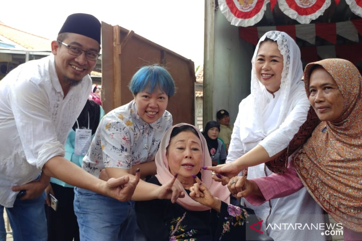 Sinta Wahid mencoblos bareng dua putrinya