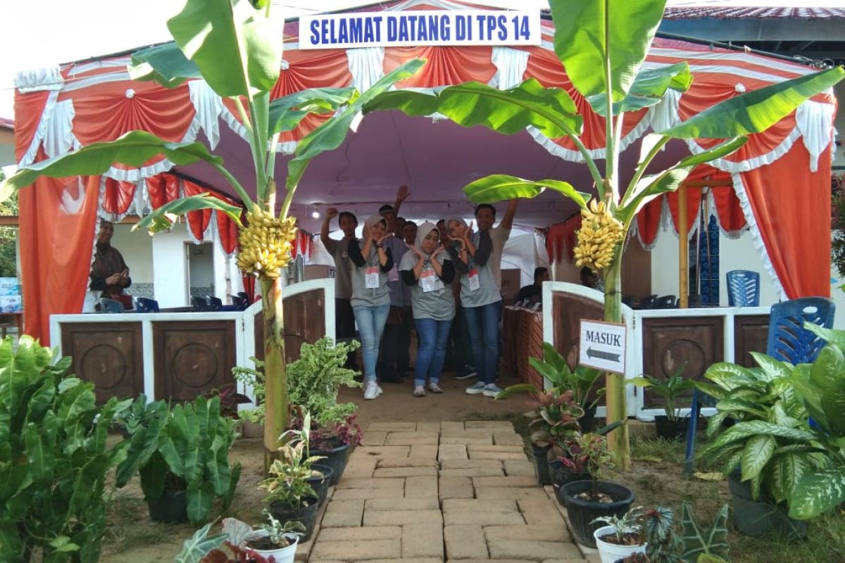 Warga Muntok hiasi TPS dengan tanaman buah dan sayur