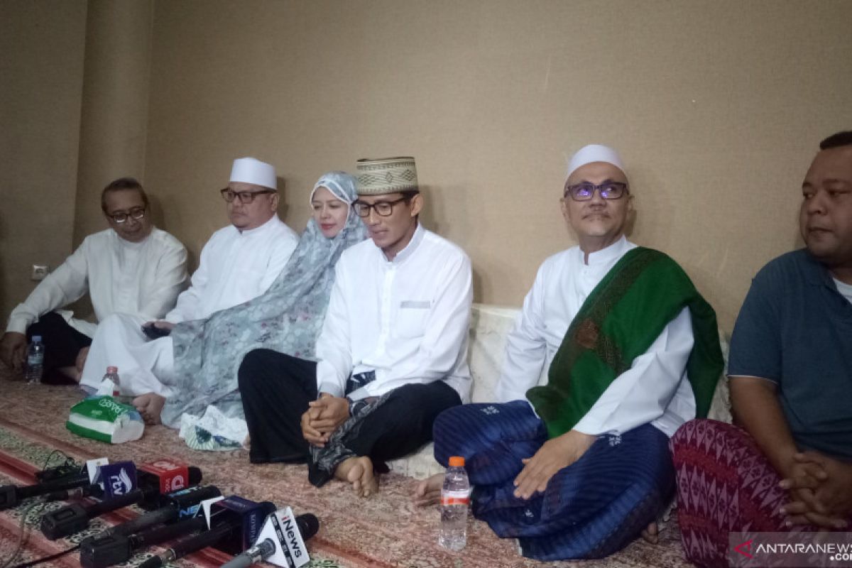 Sandiaga menunaikan shalat subuh dan dzikir bersama di Mesjid At Taqwa