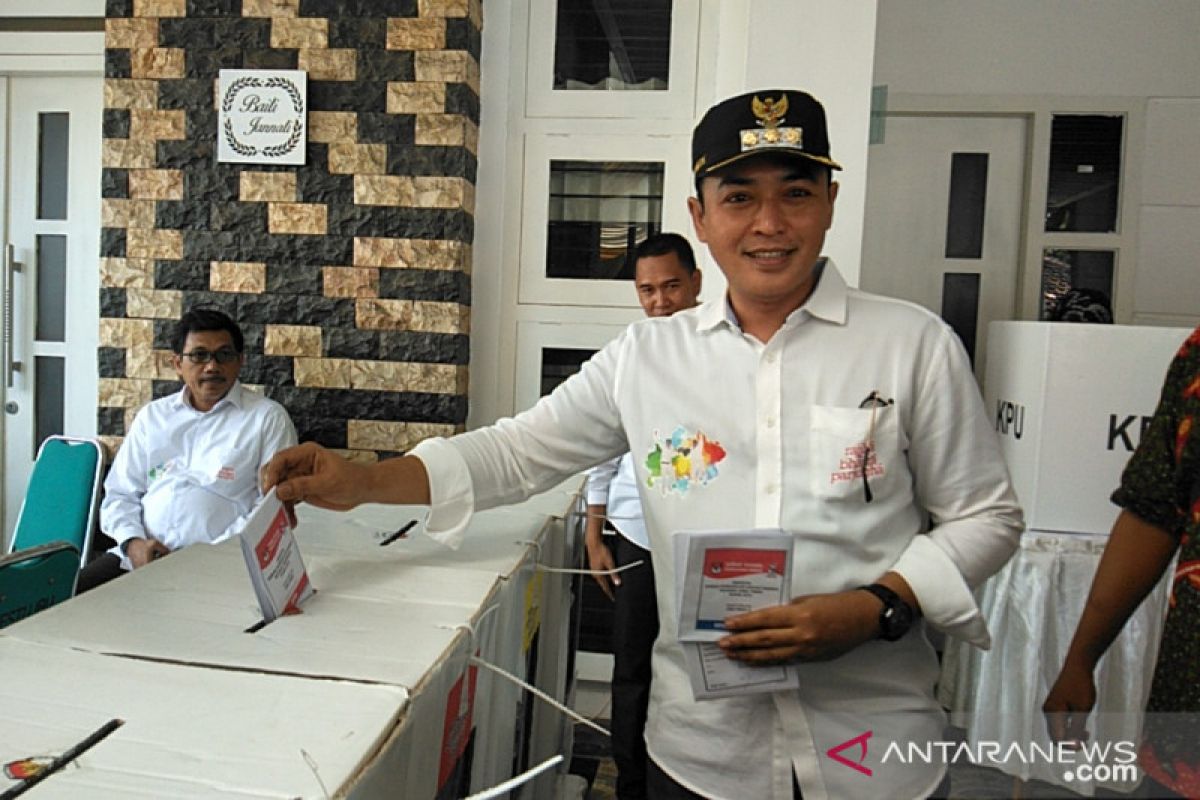 Bupati-Wabup Pamekasan Gunakan Hak Pilih di TPS-3 Bugih