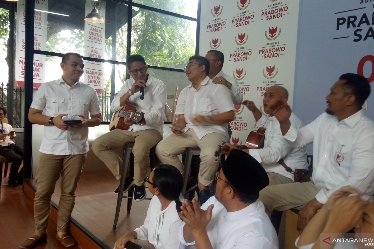 Sandiaga lantunkan lagu "Kepompong" dengan iringan gitar