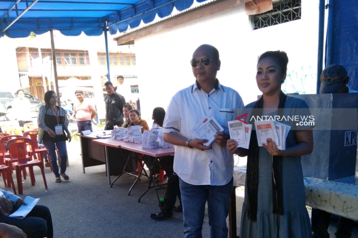 Coblos pemilu 2019, Bupati Nikson harapkan masa depan negeri lebih baik