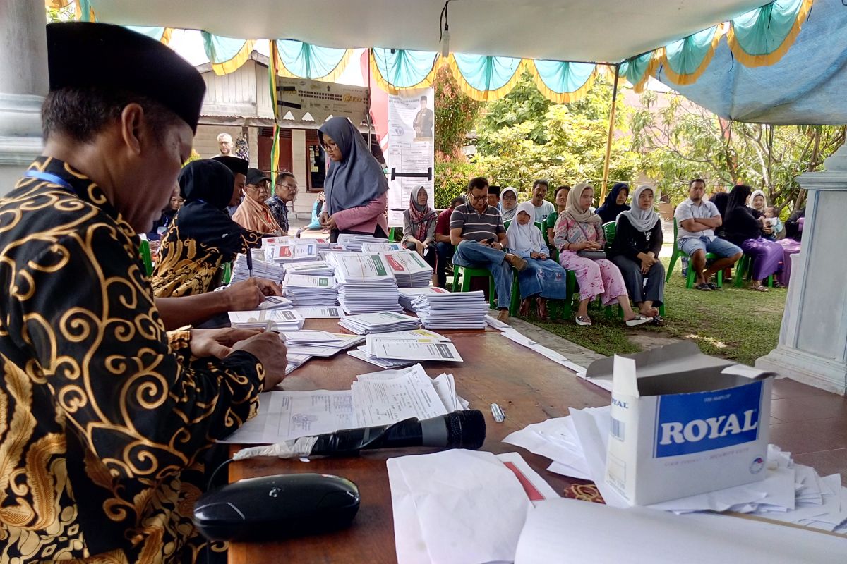 Pemilih di TPS 12 Umban Sari dihibur lantunan keroncong sambil nyoblos