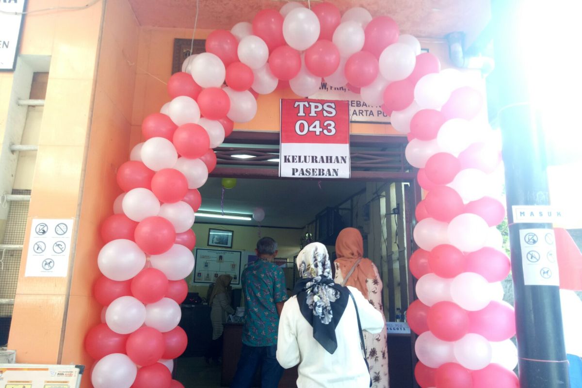 Warga antusias mencoblos di TPS Jakarta Pusat