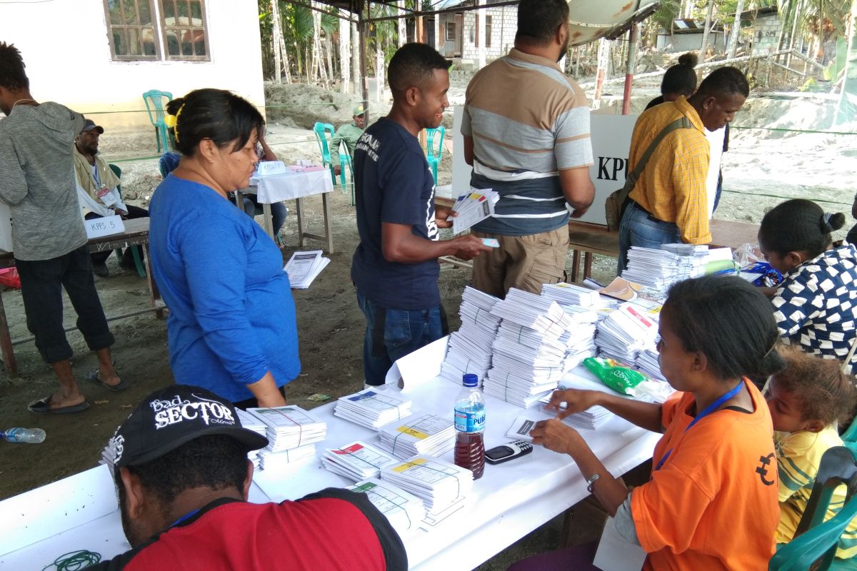 Warga korban banjir Sentani antusiasme salurkan hak pilih