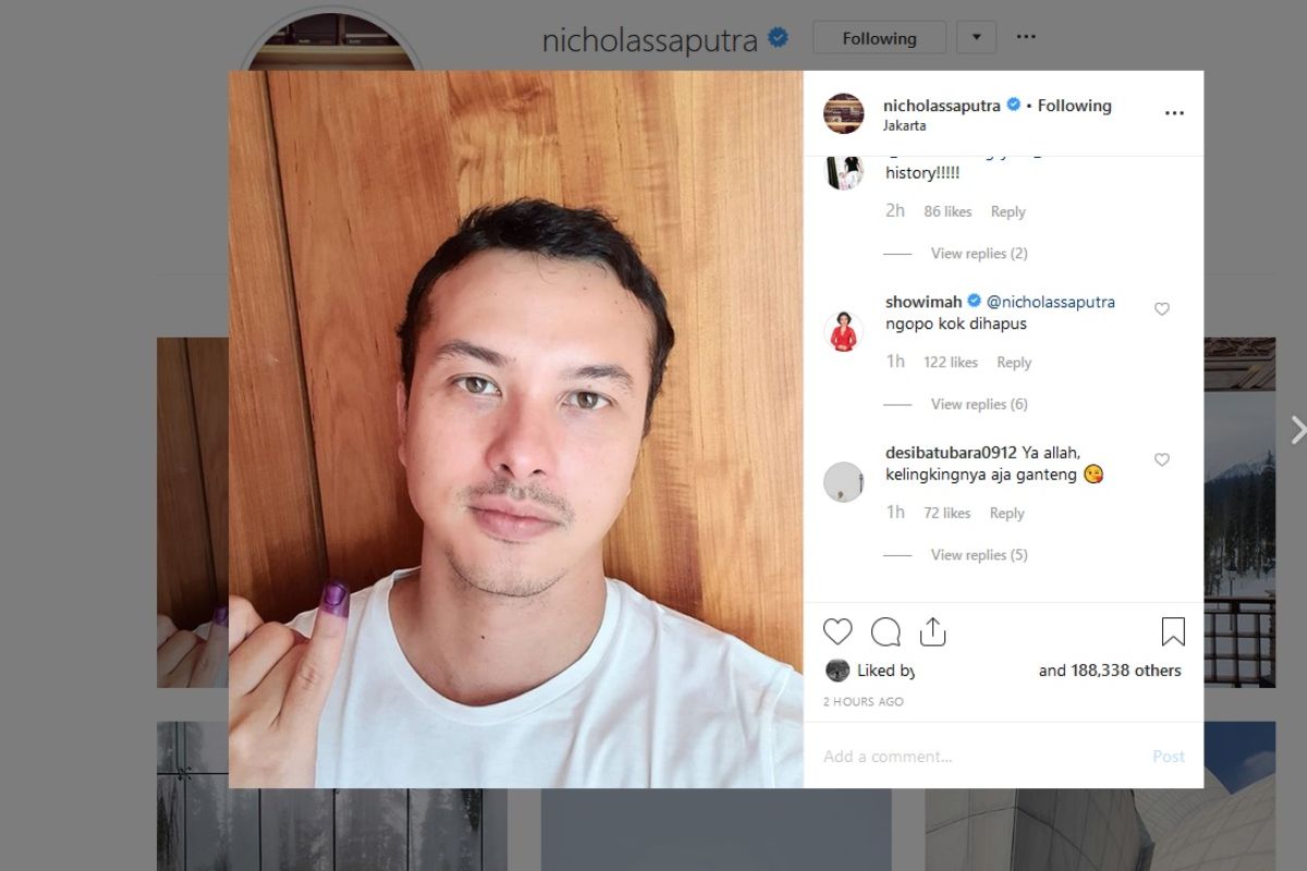 Nicholas Saputra pamerkan jari usai gunakan hak pilih,  juga  unggah di Instagram Stories