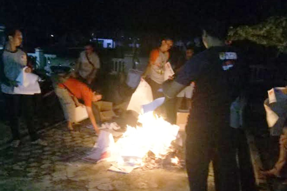 KPU Kapuas bakar 6.973 surat suara rusak dan kelebihan