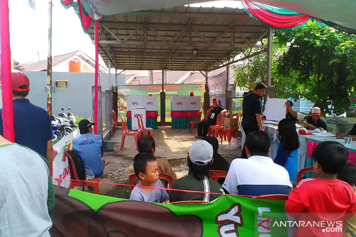 Warga Karawang rela antre di TPS untuk mencoblos