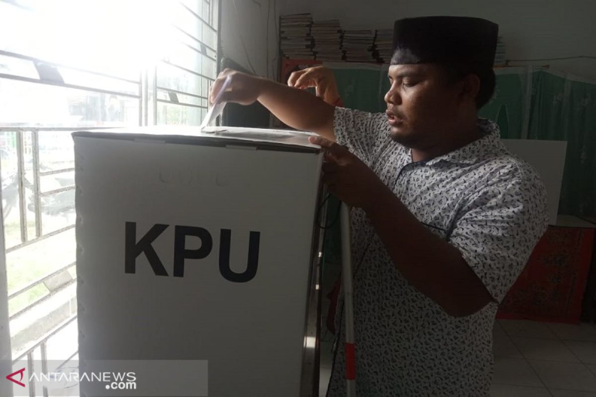 Antusiasme penyandang disabilitas  mencoblos di Medan