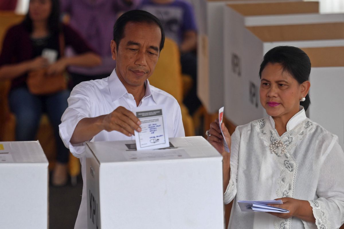 Jokowi mencoblos dan menang di TPS 008