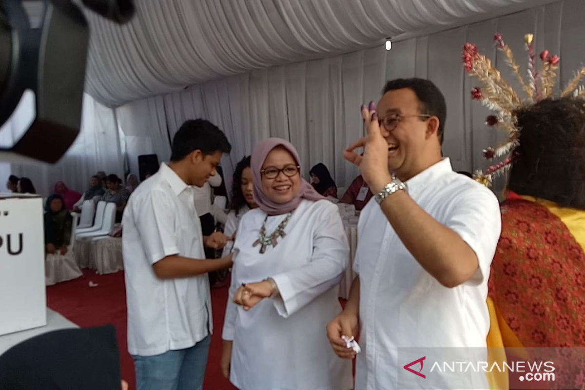 Anies dan keluarga kompak kenakan baju putih saat nyoblos