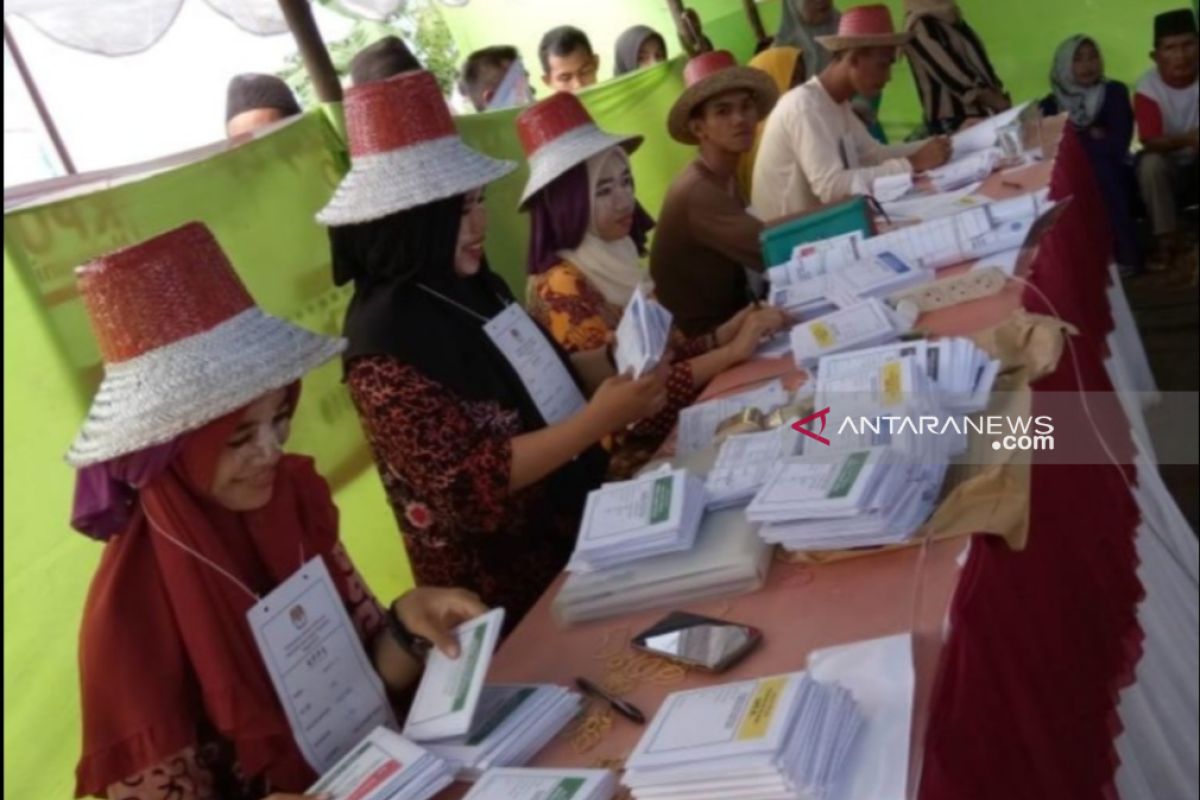 Tarik minat pemilih, anggota KPPS berbusana khas daerah