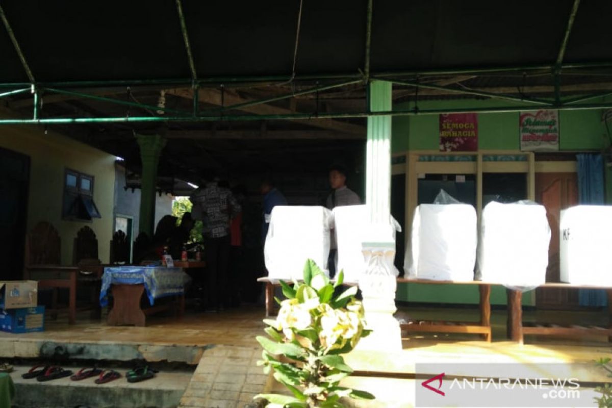 Pemungutan suara di TPS-20 kelurahan Kowel lambat