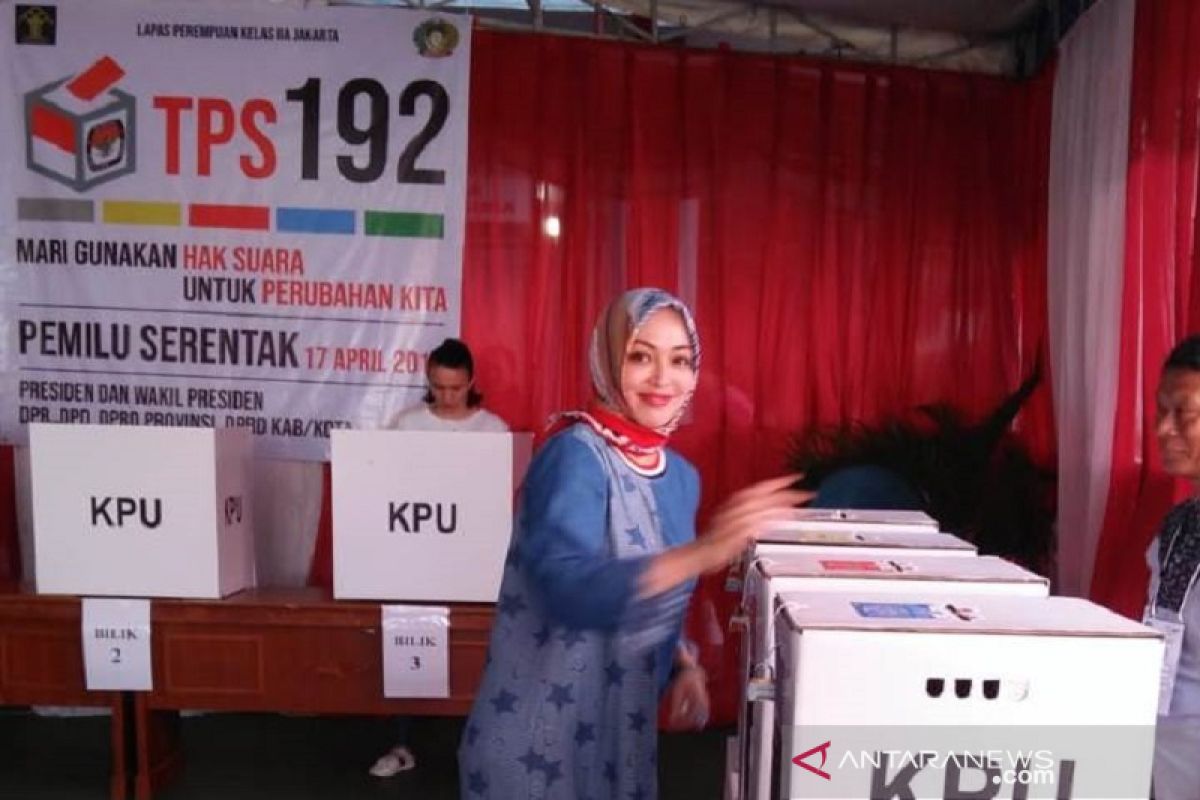 Angelina Sondakh memilih di TPS 192 Jakarta