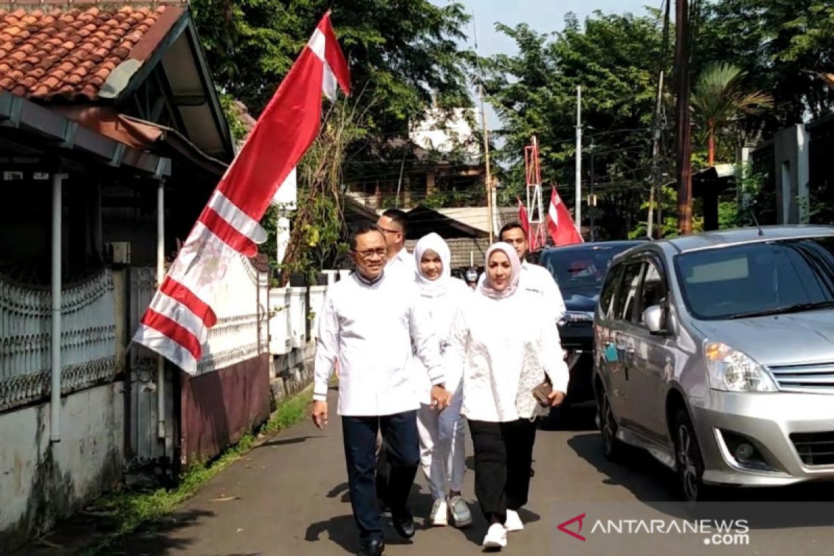 Zulkifli Hasan bersama istri dan anaknya mencoblos di TPS 167