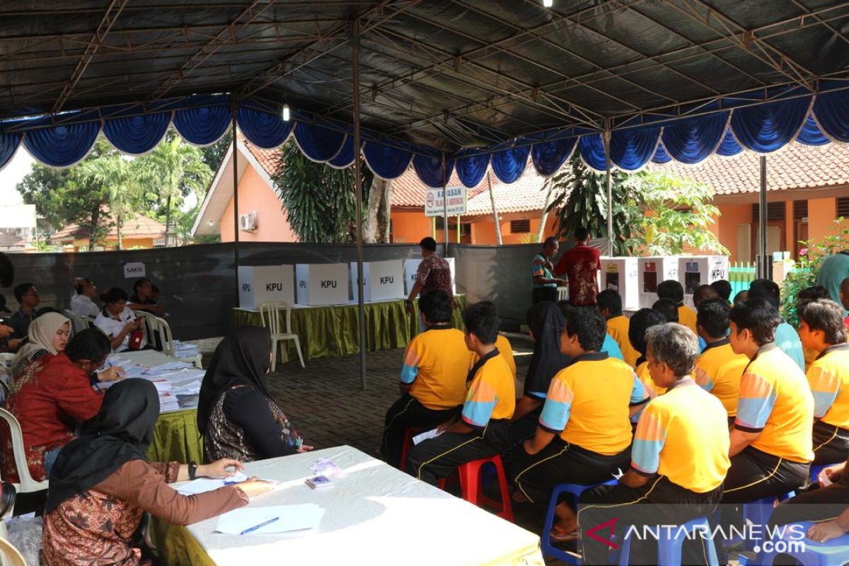 ODGJ antre pemungutan suara di panti sosial Cipayung