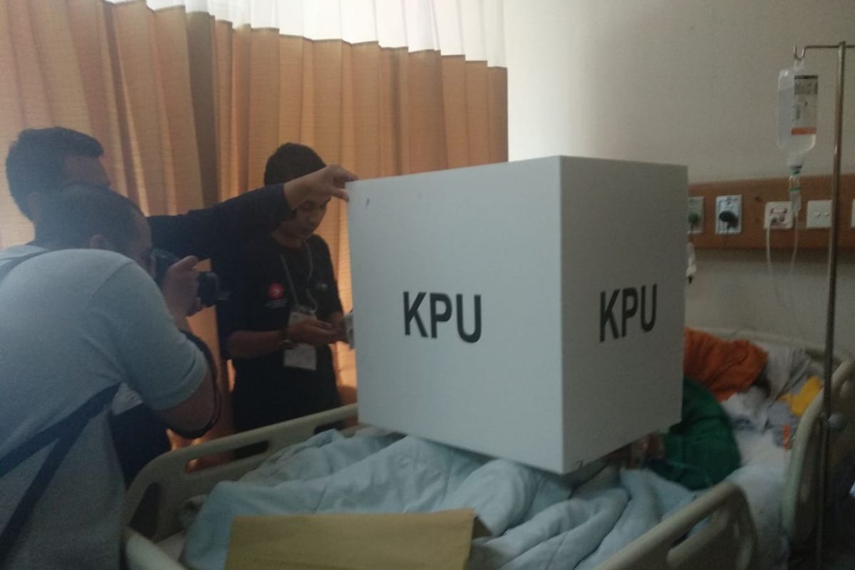 Bantu gunakan hak pilih, petugas TPS RSCM keliling kamar pasien