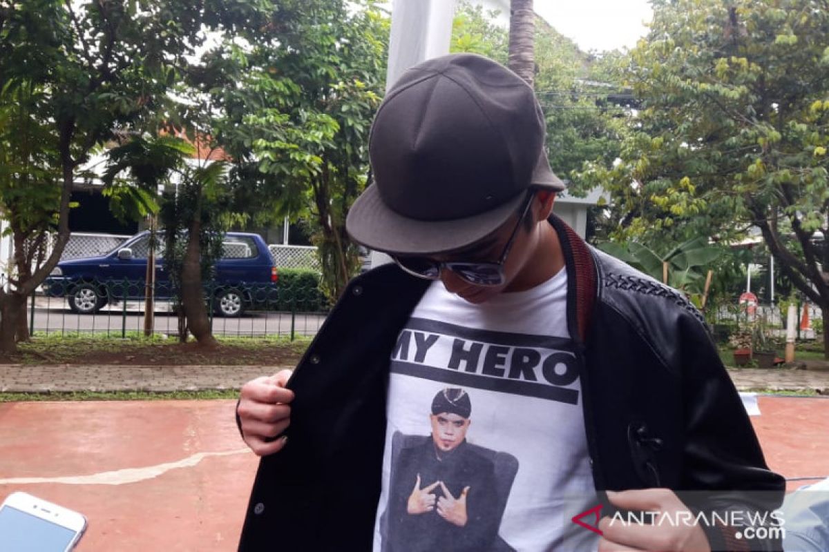 Al Ghazali saat mencoblos di TPS 49, gunakan baju kaos gambar Dhani