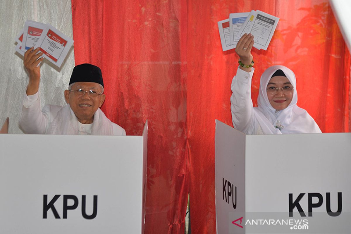 Ma'ruf Amin didampingi istrinya gunakan hak pilihnya