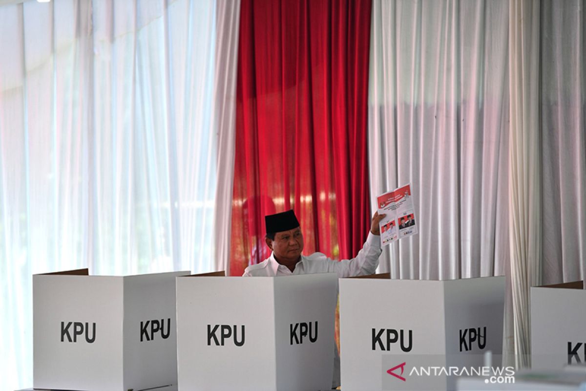 Prabowo Subianto berikan suaranya di TPS 041 Kampung Curug