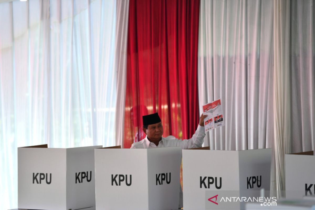 Prabowo berikan suaranya di TPS 041 Babakan Madang