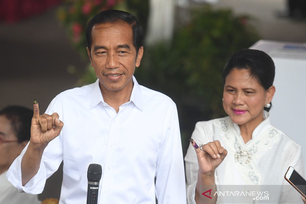 Jokowi minta pendukungnya tunggu hasil resmi KPU