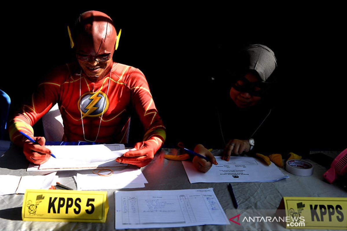 Tokoh superhero jaga TPS di Surabaya