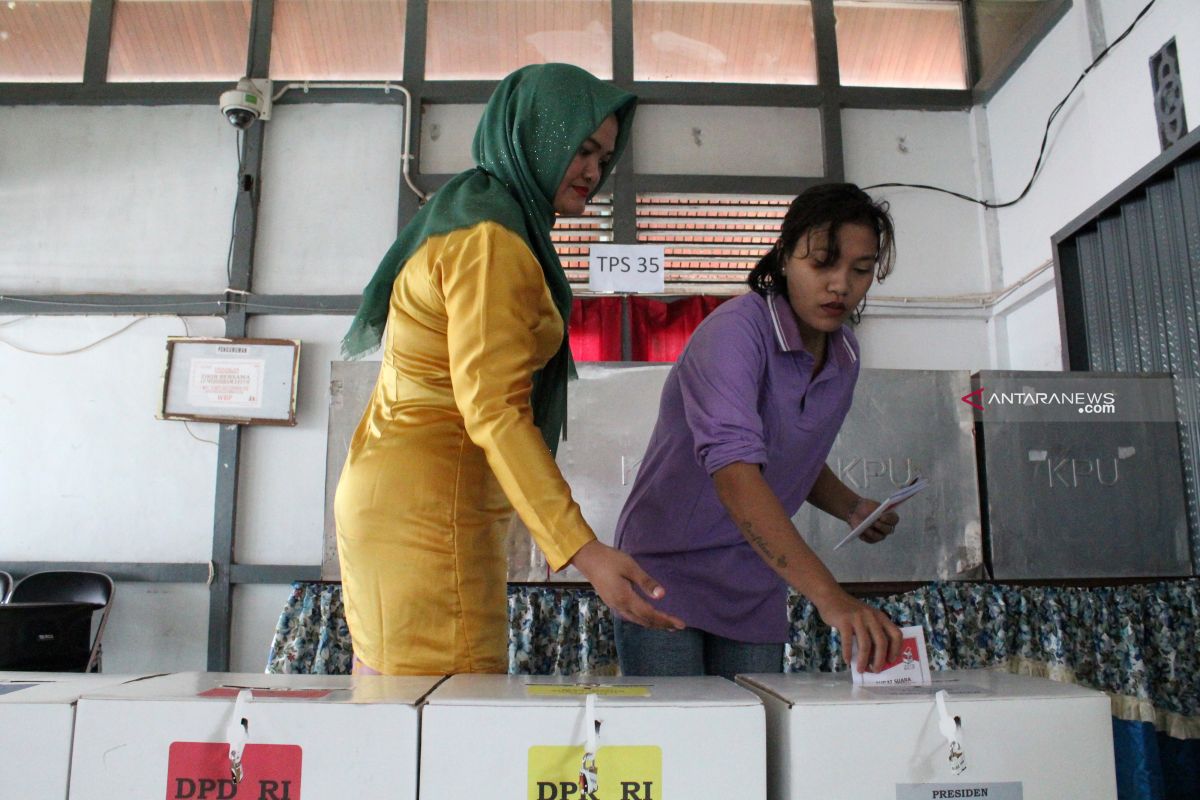 Petugas TPS Lapas wanita gunakan baju adat Melayu Pontianak