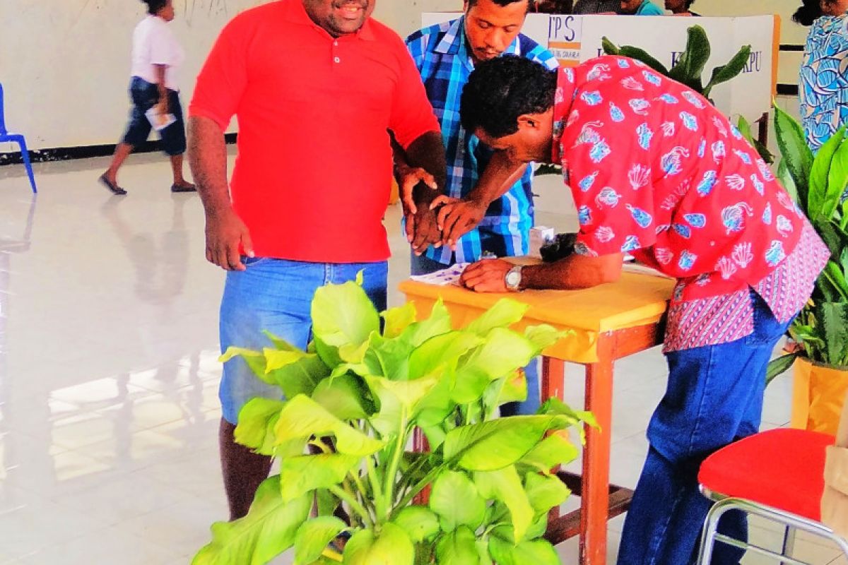 11 pemilih difabel di Biak Numfor didampingi petugas salurkan hak pilih