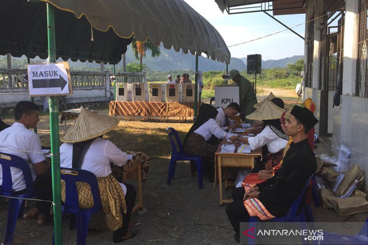 KPPS Gampong Nusa pakai baju petani dan adat