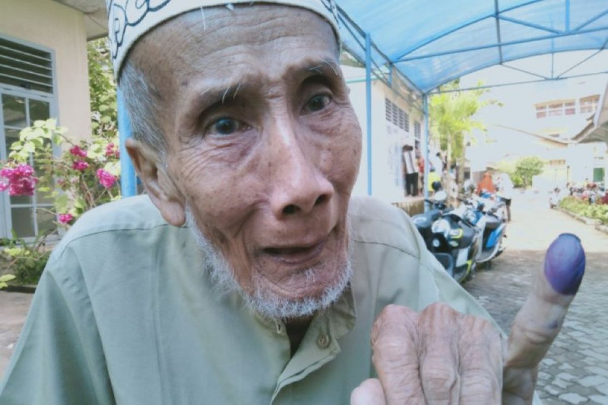 Mbah Agus (87) berusia senja tak surutkan semangat datangi TPS