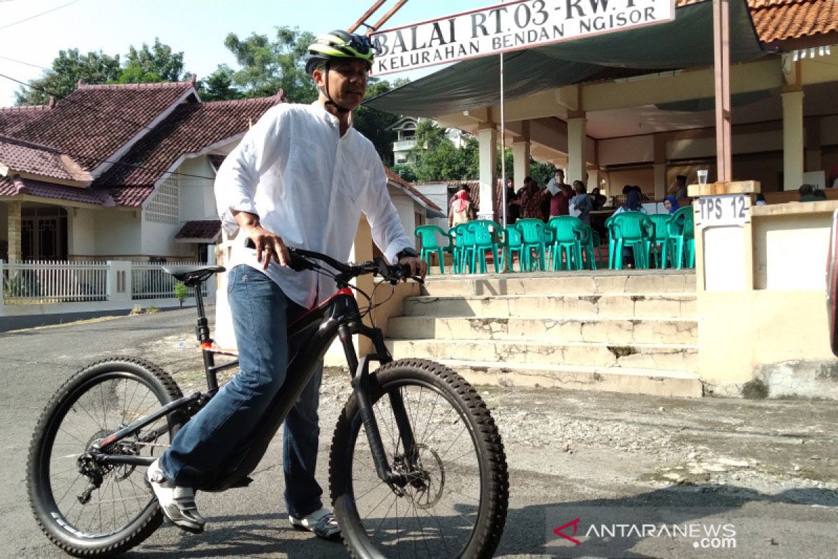 Pantau TPS dengan bersepeda, Ganjar optimistis partisipasi pemilih meningkat