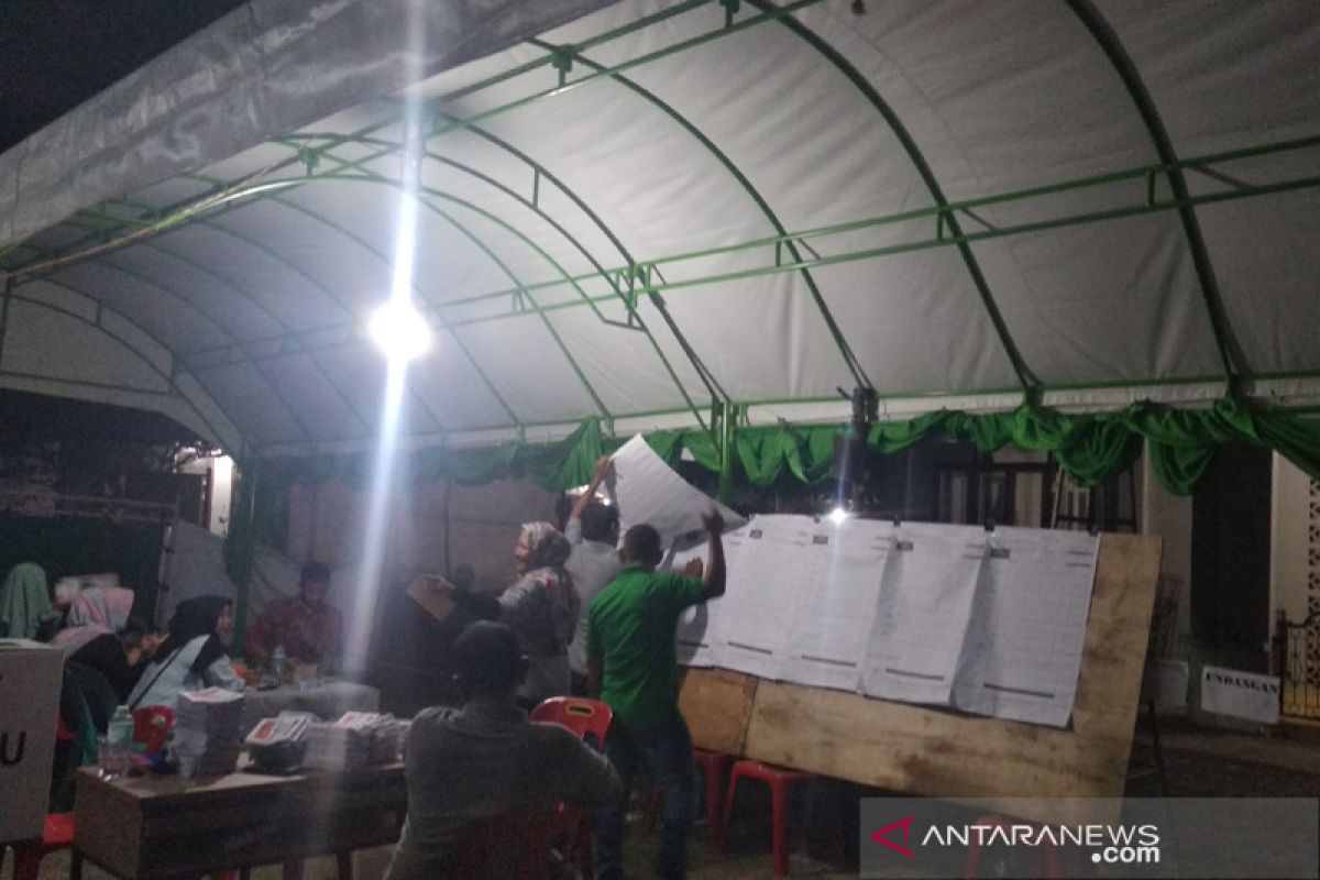 Warga antusias saksikan penghitungan suara pemilu hingga malam