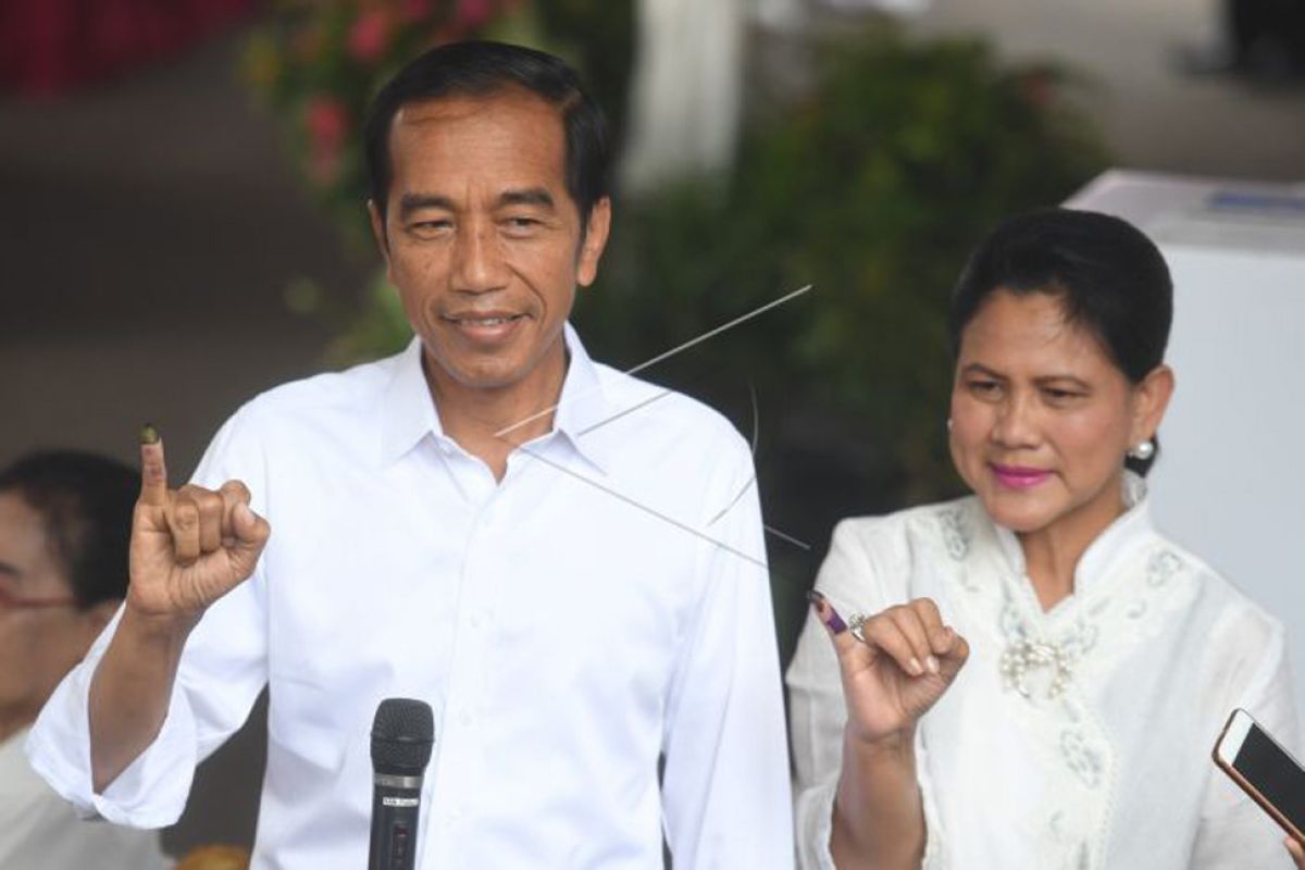 Presiden Jokowi dan Ibu Negara memberikan suara di TPS 008