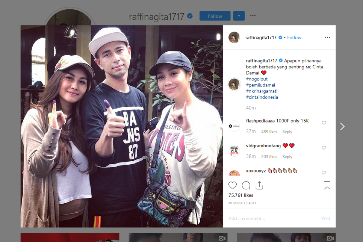 Raffi Ahmad-Nagita pamer jempol bertinta usai mencoblos