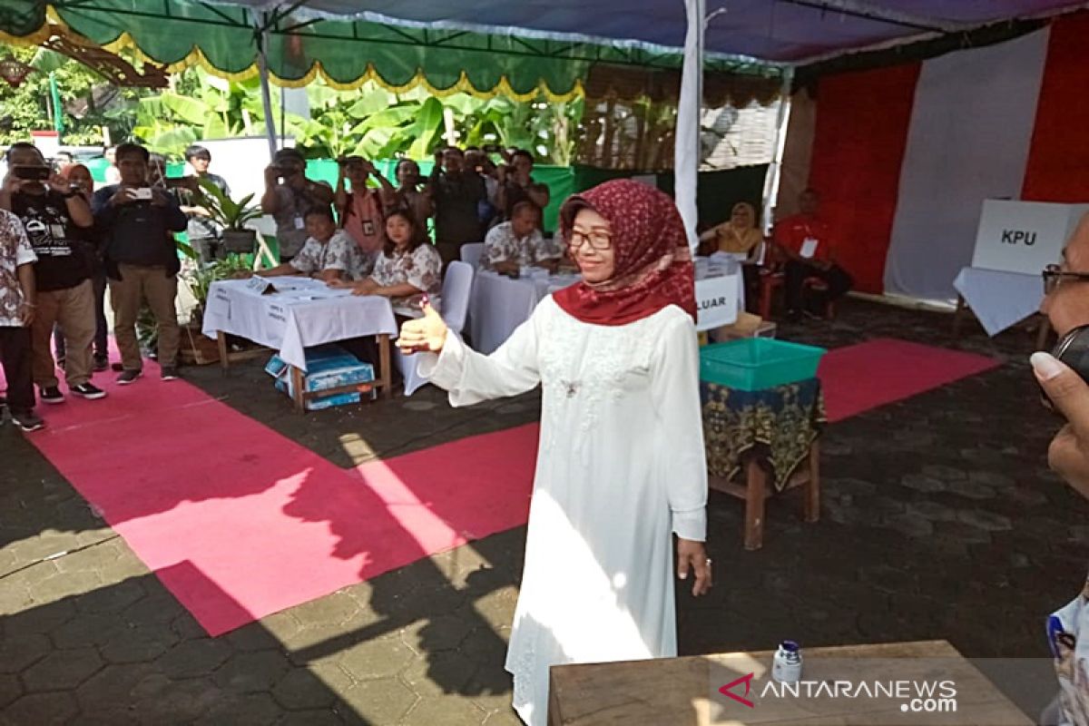 Ibunda Jokowi hadir mencoblos di TPS 38