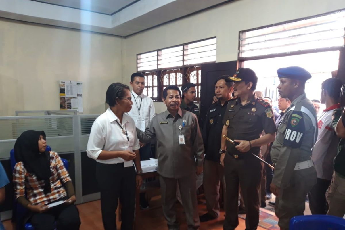 Plh Gubernur Maluku - Forkopimda tinjau sejumlah TPS