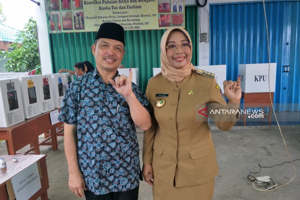 Ria Norsan dan istri mencoblos di TPS 08