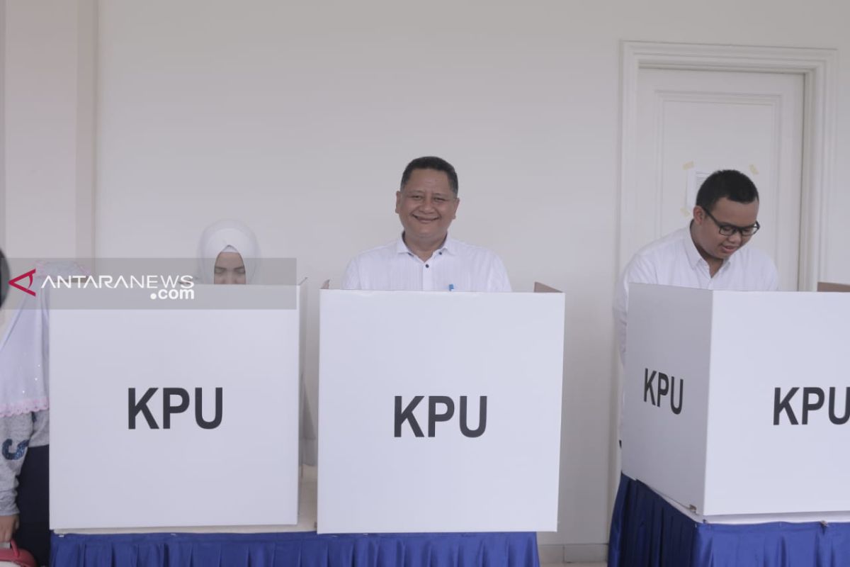 Kenakan kemeja putih, Wawali Surabaya gunakan hak pilihnya di TPS 27