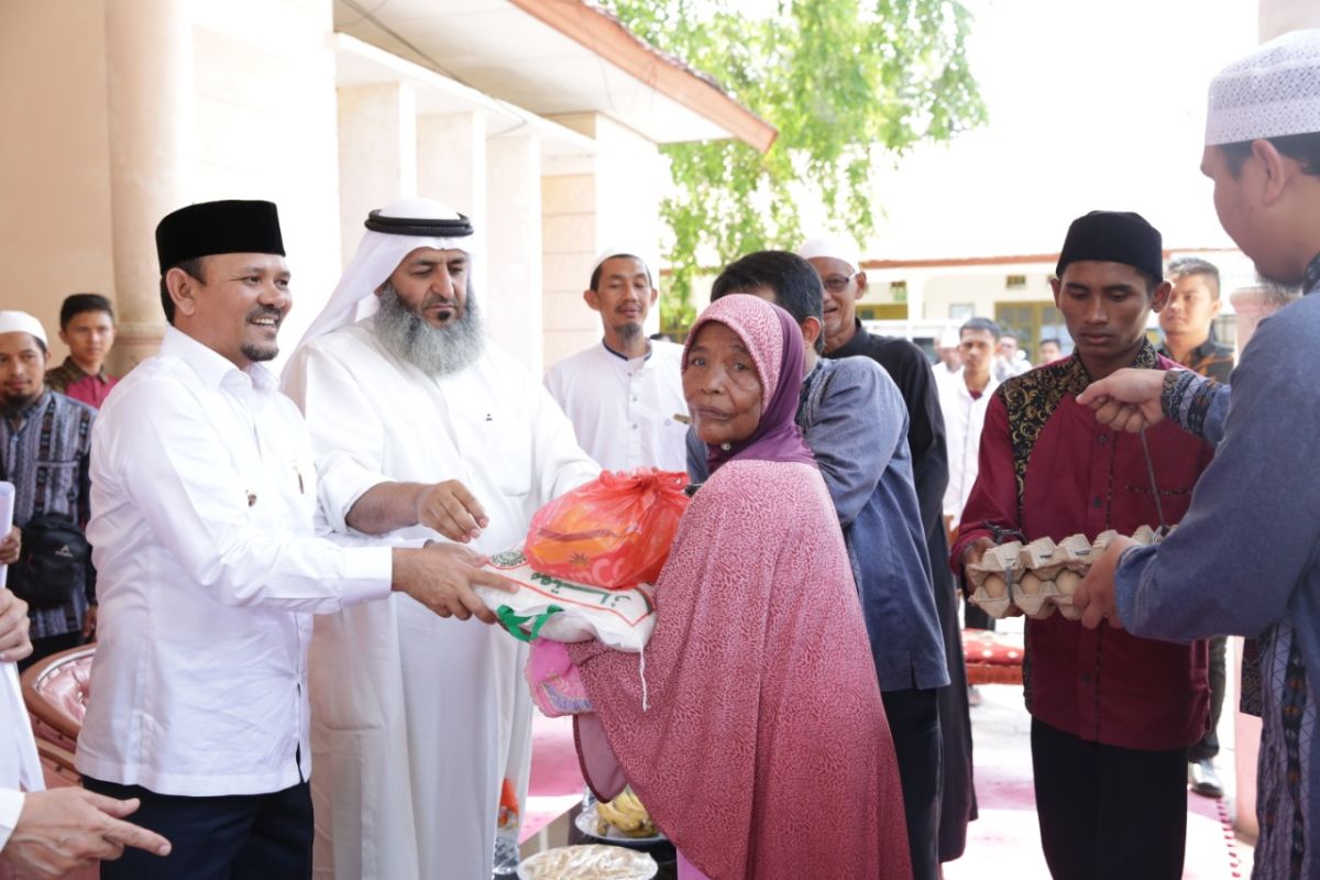 Dermawan Kuwait serahkan 500 paket sembako di Aceh Besar